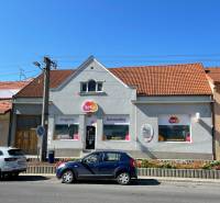 Családi ház M. A. Beňovského utcában, Vrbovón, üzlettel a földszinten.