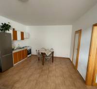 Családi ház konyhája csempével és étkezőasztallal.