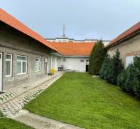 Családi ház M. A. Beňovského utcában, Vrbovéban, gyepes és burkolt terasszal.