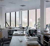 Irodák számítógépekkel, székekkel és nagy ablakokkal, fa dekorációjú padlóval.