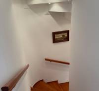 Csigalépcső fa dekorációjú padlóval egy családi házban.