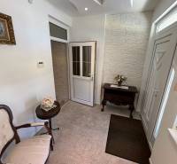 Ebédlő egy családi házban, domborműves mennyezettel és díszes padlóval, asztallal és székkel.