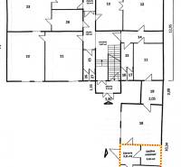 Irodák alaprajza helyiségekkel és lépcsőkkel az épületben, alkalmas adminisztrációra.