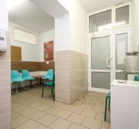 Váróterem irodában türkiz székekkel és vízadagolóval.