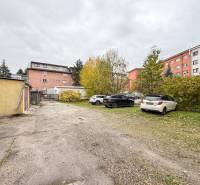 Bratislava utcai parkoló autókkal Zsolnán az irodák mellett.