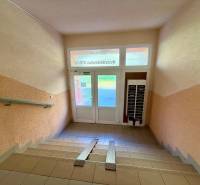 A Hviezdoszlav utcai lakóház bejárati folyosója lépcsőházzal.