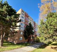 A Hviezdoslavova utcai lakóház Szenicén, zölddel és fákkal körülvéve.