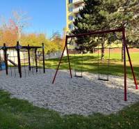 Játszótér az egyszobás lakás közelében a Hviezdoslavova utcában, Szenicén.