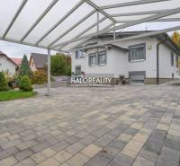 Terasz burkolattal és tetővel a családi ház mellett Domanižában.