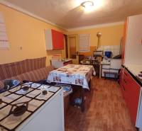 Konyha családi házban gáz tűzhellyel és fa dekoros padlóval.