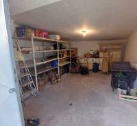 Tárolóhelyiség családi házban polcokkal a tároláshoz Dlhá Vesben.