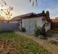 Családi ház Dlhá Ves-en udvarral, füves területtel és garázzsal, kerítéssel körülvéve.