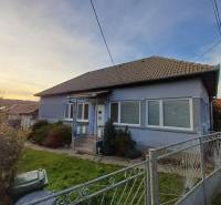 Családi ház Dlhá Vesben, kék homlokzat, ferde tető, előkert, fém kerítés.