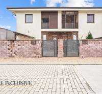 Kétszintes ház téglakerítéssel Gabčíkovo-ban, alkalmas 3 szobás lakásnak.