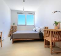 Hálószoba egy villában fa elemekkel és fa dekorációjú padlóval.