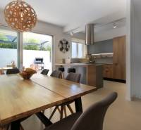 Villa belső tér nyitott konyhával, étkezőasztallal és teraszra nyíló hozzáféréssel.