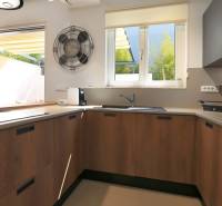 Konyha a villában nagy ablakkal, fa szekrényekkel és fa dekorációjú padlóval.