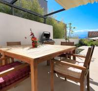 A balei villa terasza fa bútorokkal, grillel és virágokkal, kilátással a vidékre.