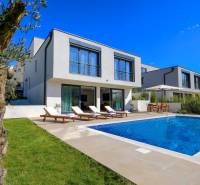 Villa Balinál medencével, napozóágyakkal és kerttel a pihenéshez.