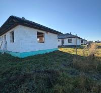 Családi ház építése a Felsősebesen, Eperjesen, füves telken.