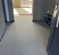 Folyosó családi házban padlófűtéssel, kilátás a Vyšná Šebastová utcára.