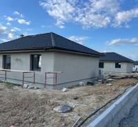 Modern tetős házak a Vyšná Šebastová utcában, egy fejlődő családi ház mellett.