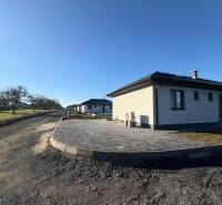 Családi ház a Vyšná Šebastová utcában, Eperjesen, kövezett terasz, tiszta kék égbolt.