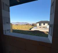 Kilátás egy családi házból Felsősebesen a természetre és a szomszéd házra.