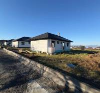 Építés alatt álló családi ház a Vyšná Šebastová utcában, Eperjesen, tiszta égbolt alatt.