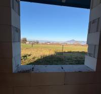 Kilátás az ablakból egy családi házban Felsősebesen, Eperjesen.