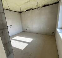 Családi ház szigetelt mennyezete a Vyšná Šebastová utcában. Világos szoba nagy ablakkal.