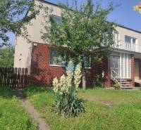 Családi ház Vieska városrészben, Radošovce-ben, kerttel és erkéllyel, téglából és vakolatból.