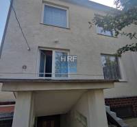 Családi ház Radošovce-ban, Vieska városrészben, külső lépcsővel és fehér homlokzattal.