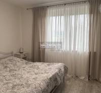 Hálószoba ággyal és függönyökkel családi házban, világos légkör.