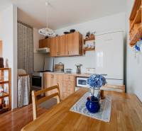 Konyha egy 3 szobás lakásban, fa dekor padlóval, hangulatos és klasszikus dizájn.