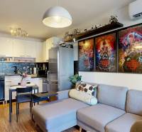 Obývačka s kuchyňou