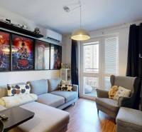 Obývačka s kuchyňou