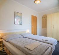 Kétszemélyes szoba ággyal, éjjeliszekrényekkel és szekrénnyel a szállodákban és panziókban.