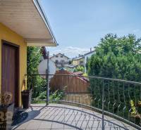 Erkély kilátással a kertekre a panziókban, Poprád, Szállodák és panziók. Díszes virágtartók.