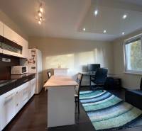 Konyha egy egyszobás lakásban fa dekor padlóval és dolgozósarokkal.