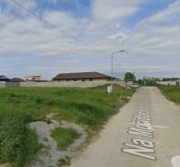 Telkek - lakóhely Csányban, kilátással a nyugodt külvárosra és az üres útra.