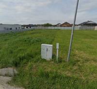 Zöld építési telek kerítéssel körülvéve a Csányi területen, lakhatásra alkalmas.