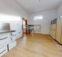 Családi ház belső tere csempékkel és fa dekorációjú padlóval.