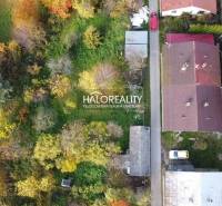 Családi ház Sirkben, zölddel és színes fákkal körülvéve, felülnézetből.