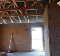 Családi ház építése a Nové Mesto nad Váhom utcában téglafalakkal és mennyezettel.