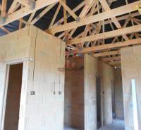 Újváros utca családi házának építés alatt álló belső tere, fa gerendák.