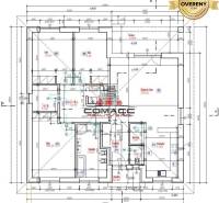 Családi ház alaprajza az Újváros utcában, terasszal és helyiségekkel.