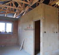 Családi ház szerkezeti építése egy utcában Újvárosban, kilátással a belső térre.