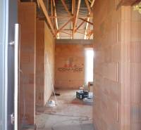 Egy építés alatt álló családi házban a Nové Mesto nad Váhom utcában téglafalak vannak.