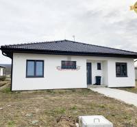 Családi ház a Nové Mesto nad Váhom utcában, modern tetővel és nagy ablakokkal.